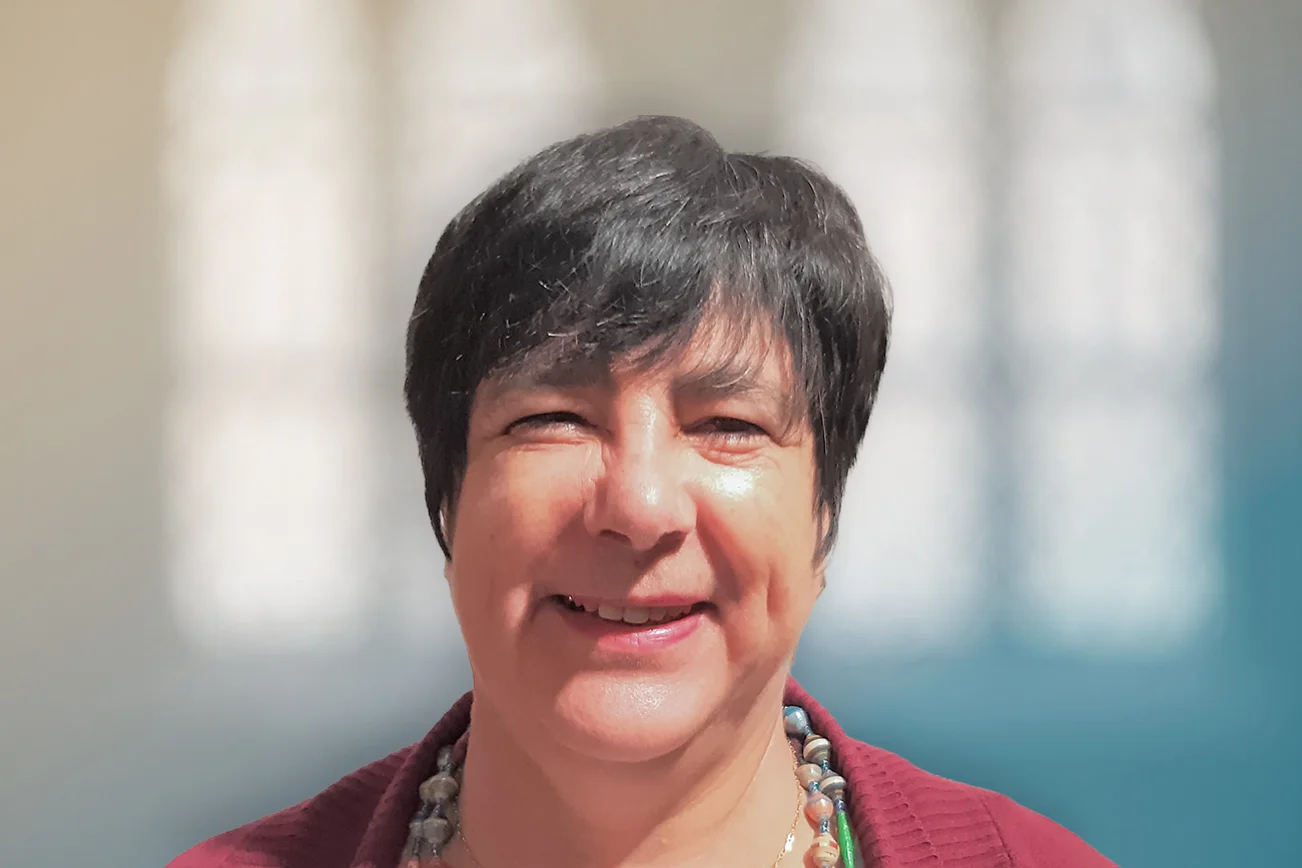 Eine Frau schaut in die Kamera