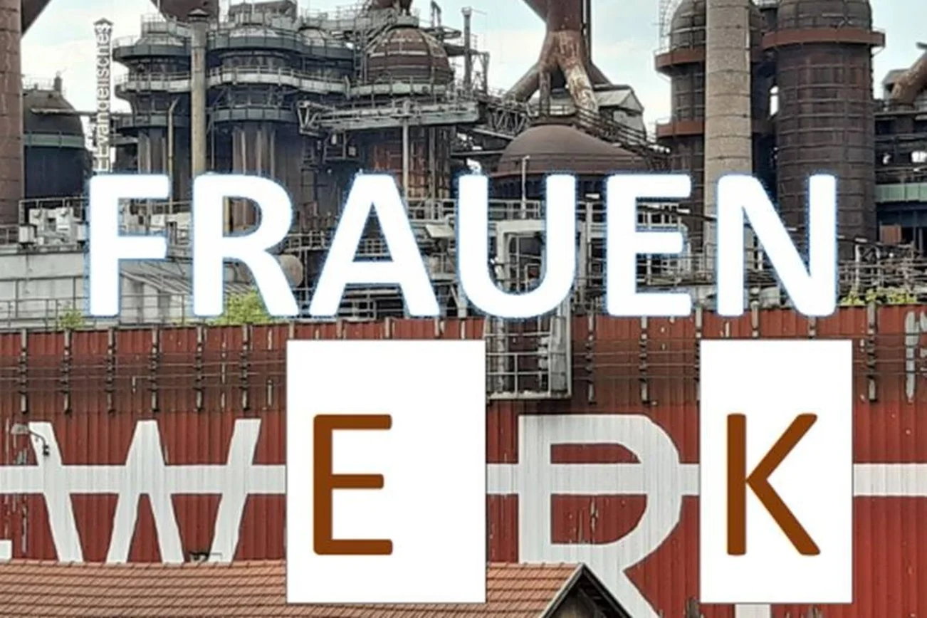 Schriftzug Frauenwerk, Hintergrund Bild einer Fabrik