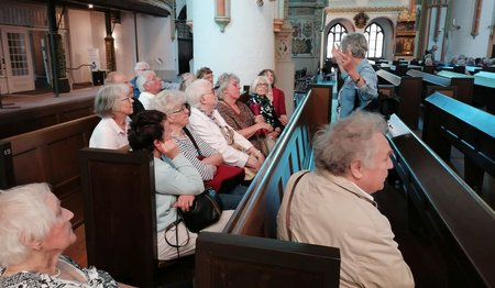 Frauen sitzen in der Kirche