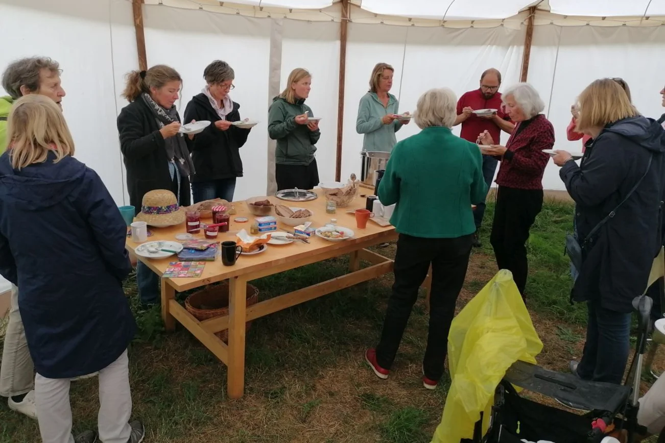 Frauen stehen um einen Tisch mit Essen