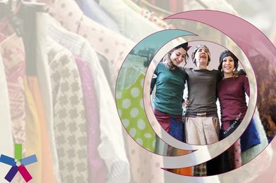 Kleidungsstücke hängen auf Ständer, drei Frauen  - Copyright: Ev. FW