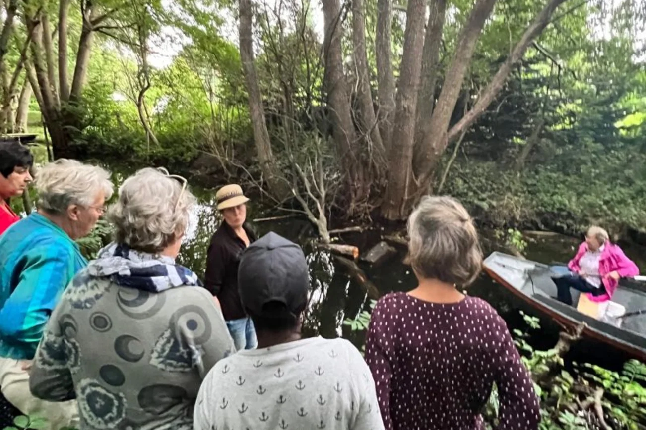 Frauen stehen am Wasser