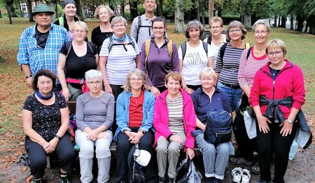 Pilgergruppe sitzend und stehend zum Gruppenbild