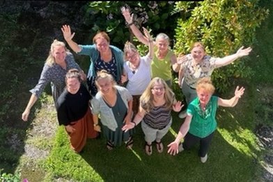 9 Frauen mit Daumen hoch - Copyright: Herzoginnen