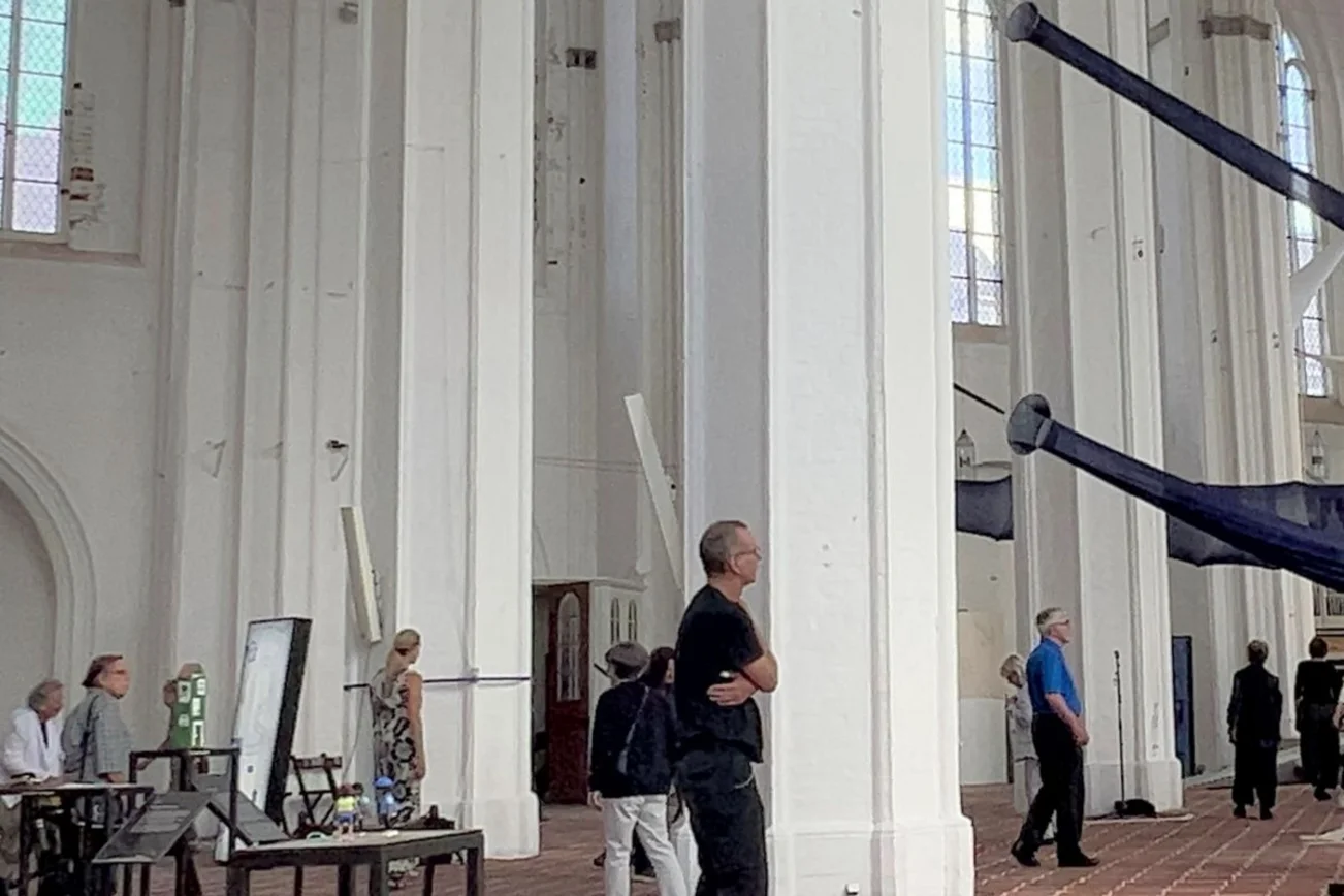 stehende Personen in der Petri Kirche