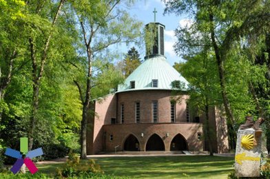 Wanderschuhe liegen vor der Kirche  - Copyright: Ev. Frauenwerk