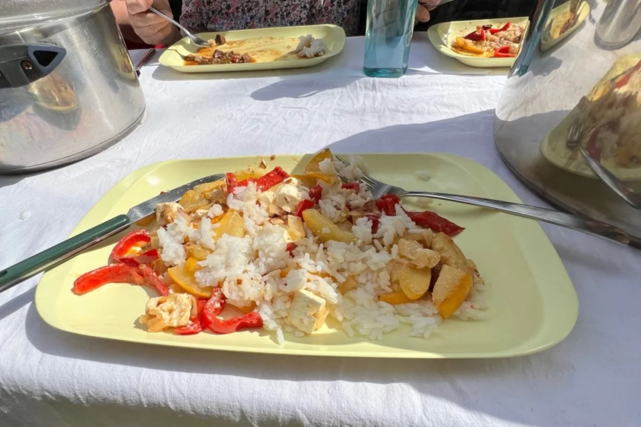 Essen auf Teller angerichtet