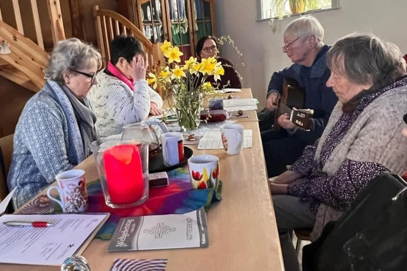 Frauen sitzen am Tisch