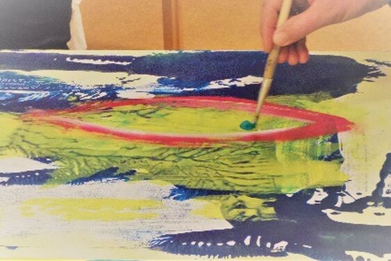 Hand hält Pinsel und malt - Copyright: Silke Meyer