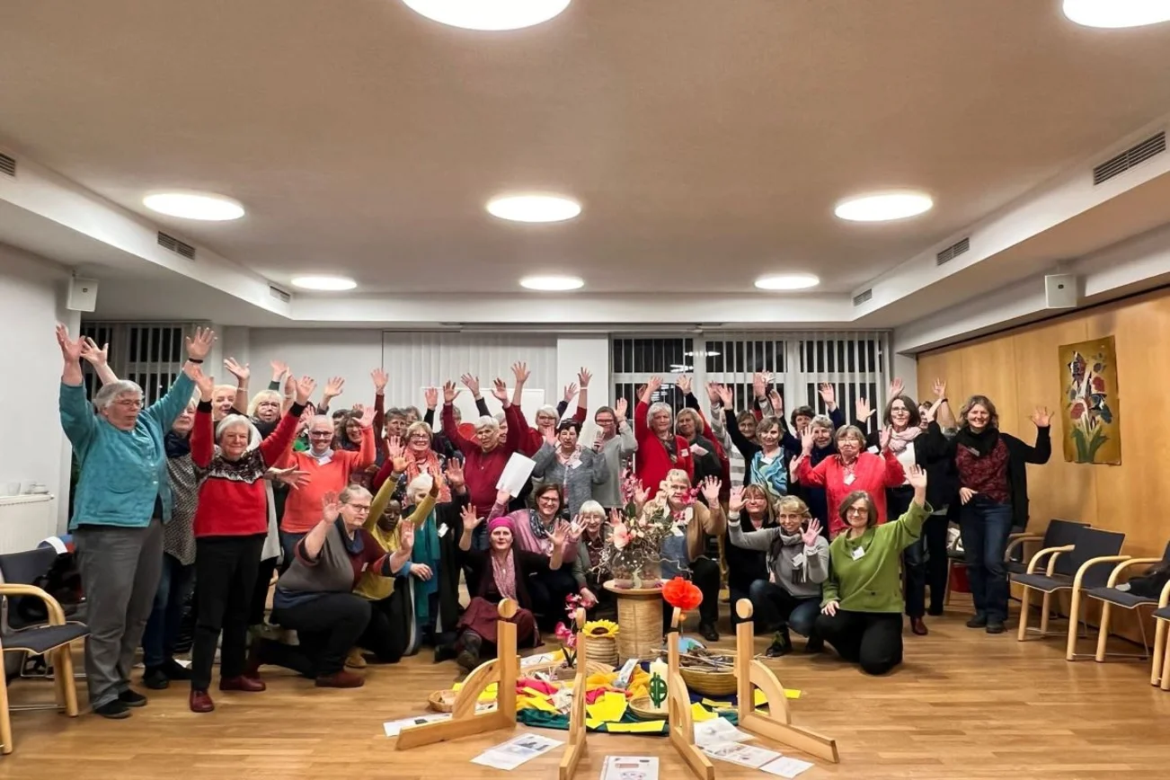 viele Frauen heben die Arme