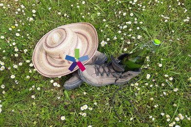 zwei Wanderschuhe und ein Hut im Gras liegend - Copyright: Silke Meyer