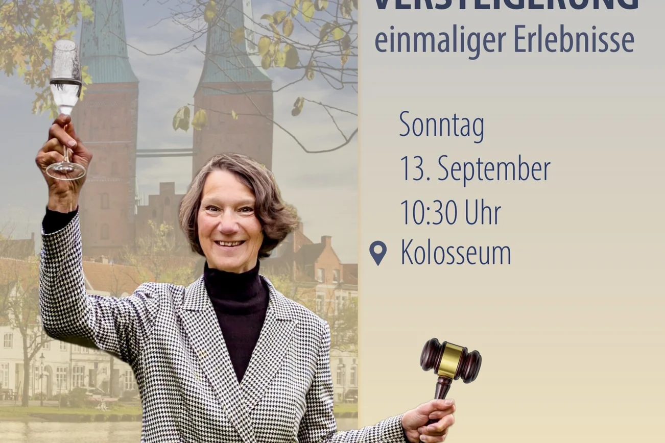 Frau mit Hammer in der Hand für Versteigerung