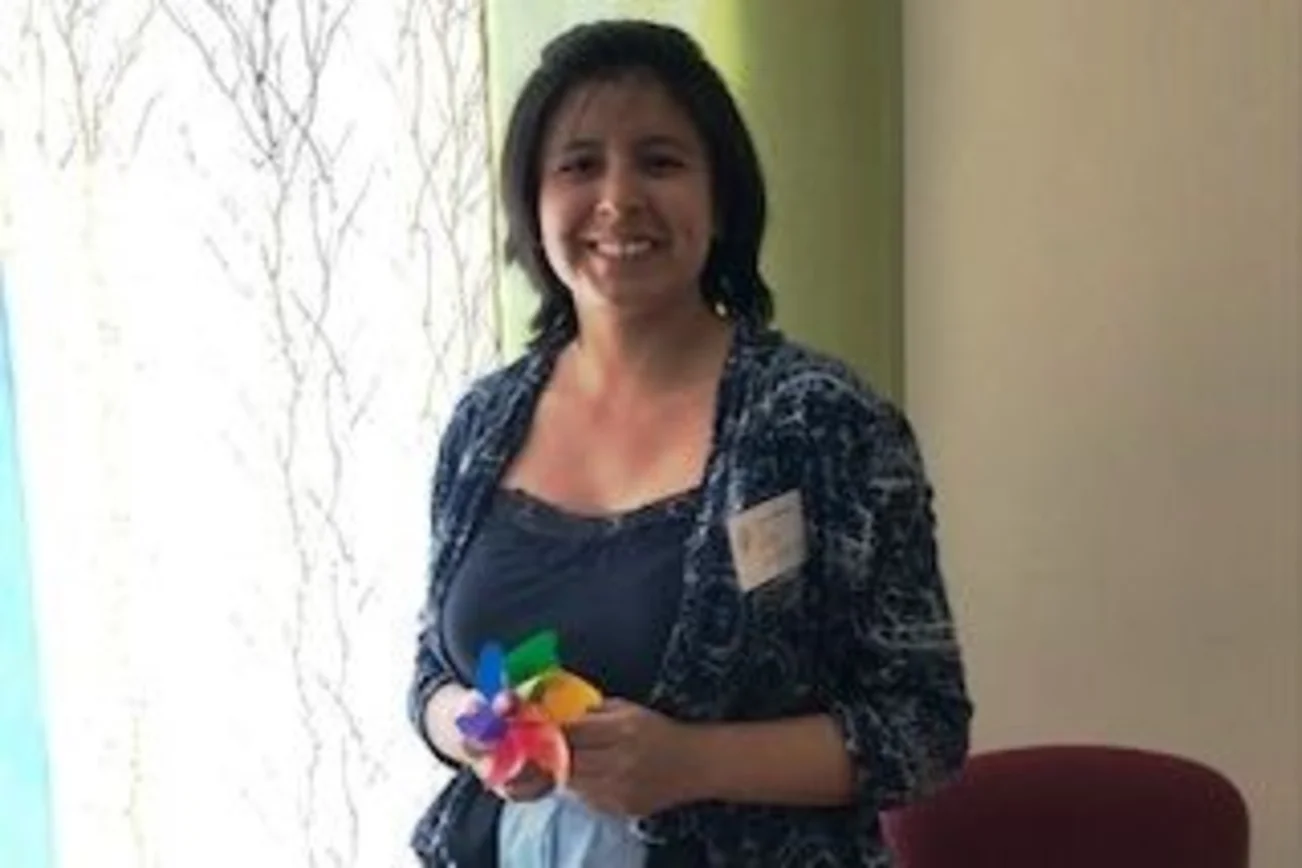 Frau Schneider mit Windmühle in der Hand