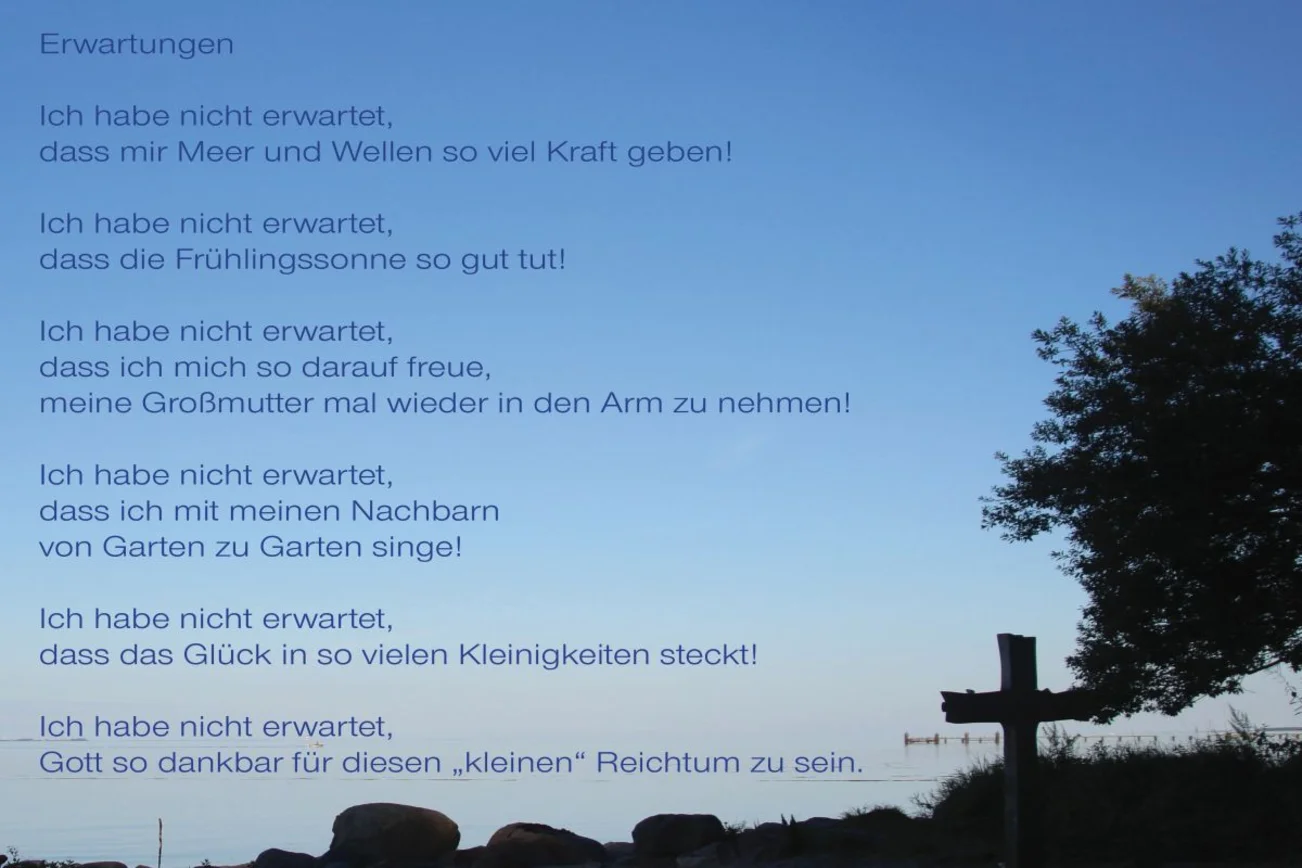 blauer Hintergrund mit Baum, Kreuz und Text