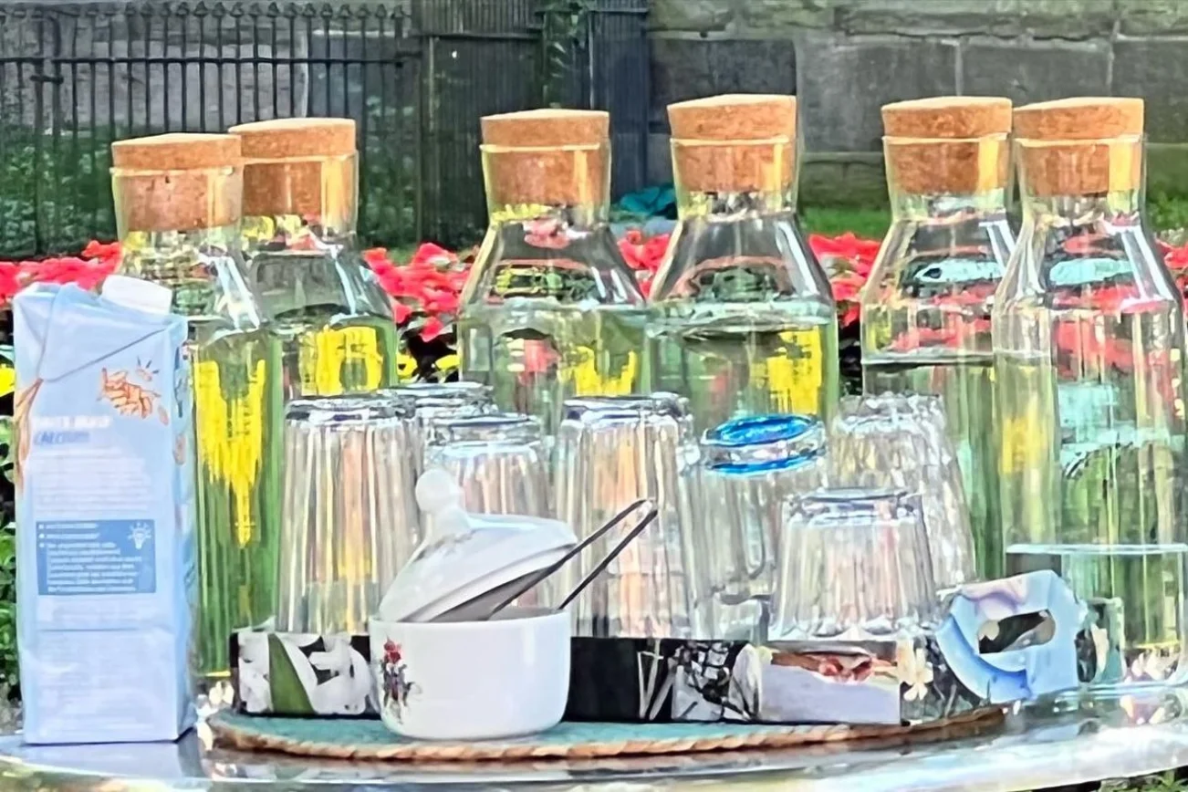 Wasserflaschen, Gläser, Zuckerdose, Milchtüte