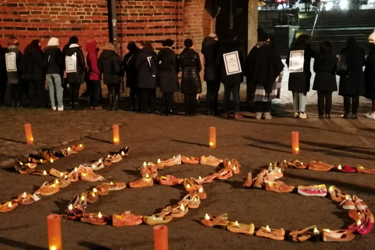 Schuhe als Zahl 485 mit Teelichtern