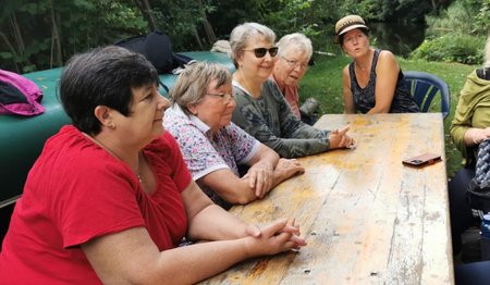 Frauen sitzen am Tisch