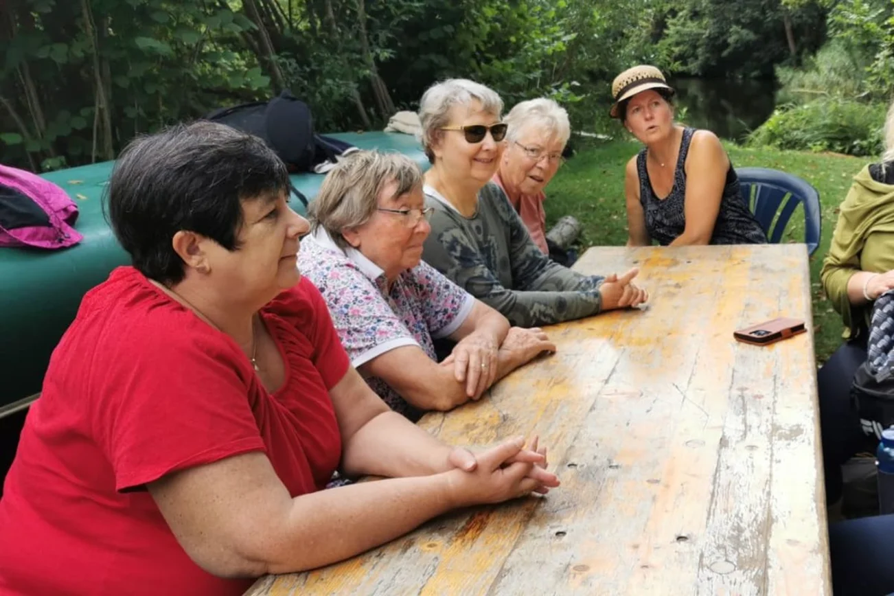 Frauen sitzen am Tisch