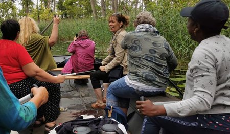 Frauen sitzen in einem Boot