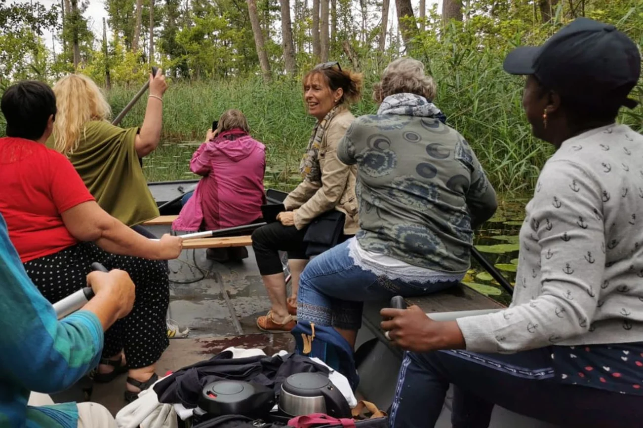 Frauen sitzen in einem Boot