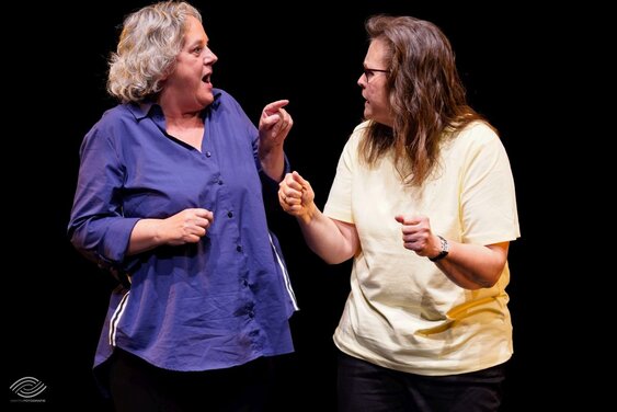 zwei Frauen im Gespräch - Copyright: Constanze Martini