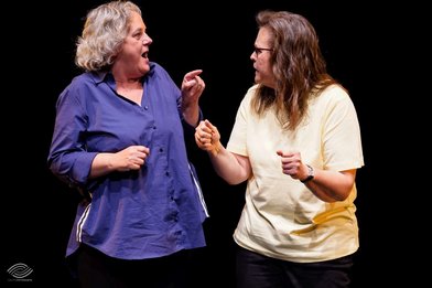 zwei Frauen im Gespräch - Copyright: Constanze Martini