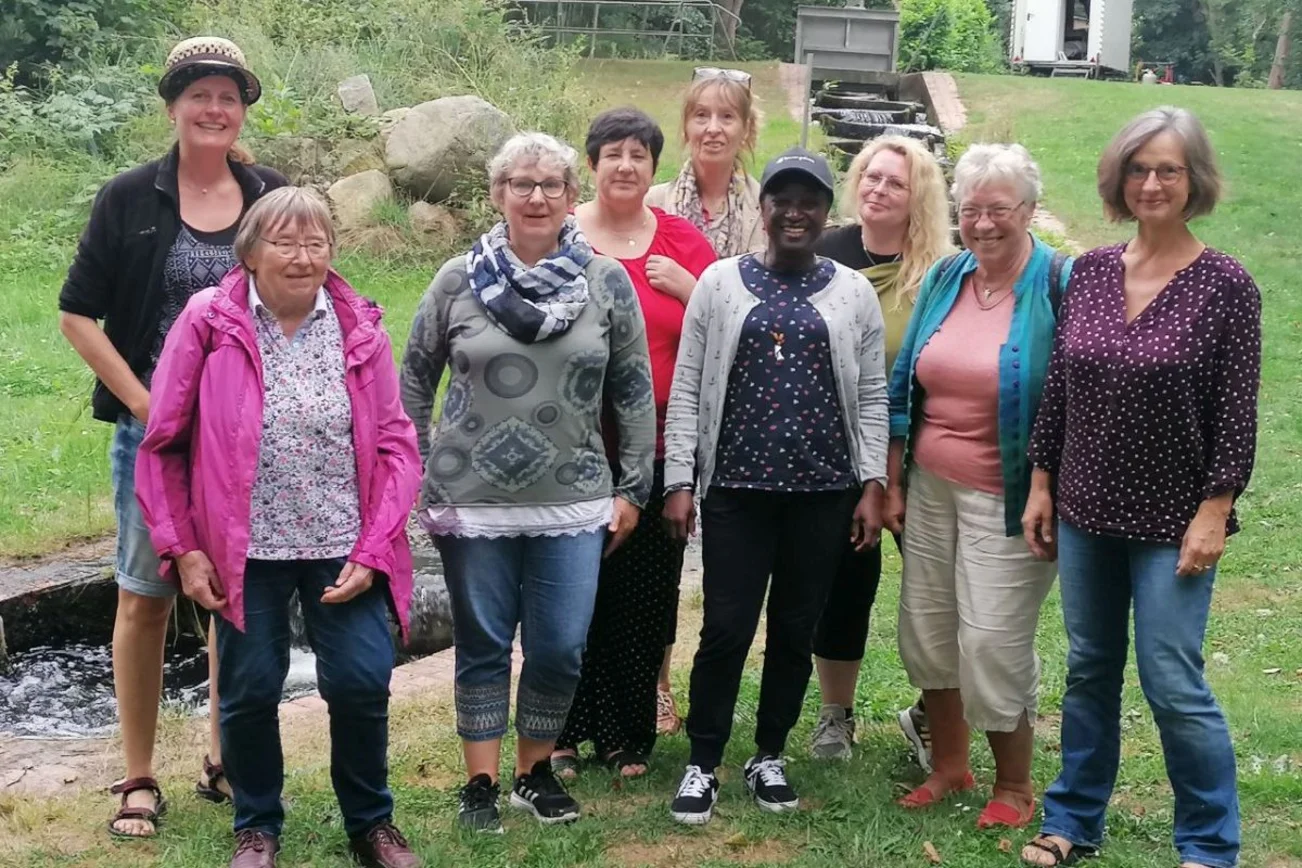 Neun Frauen stehen im Halbkreis
