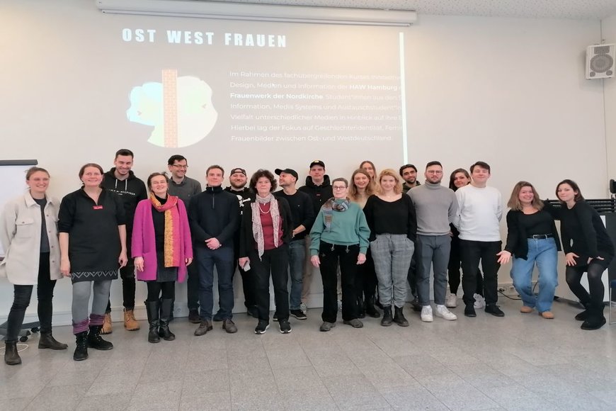 Menschen stehen vor der Präsentation Ost-West-Frauen - Copyright: Ev. Frauenwerk