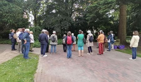 Frauen stehen auf Friedhofsweg