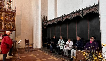 Frauen sitzen in der Kirchenbank