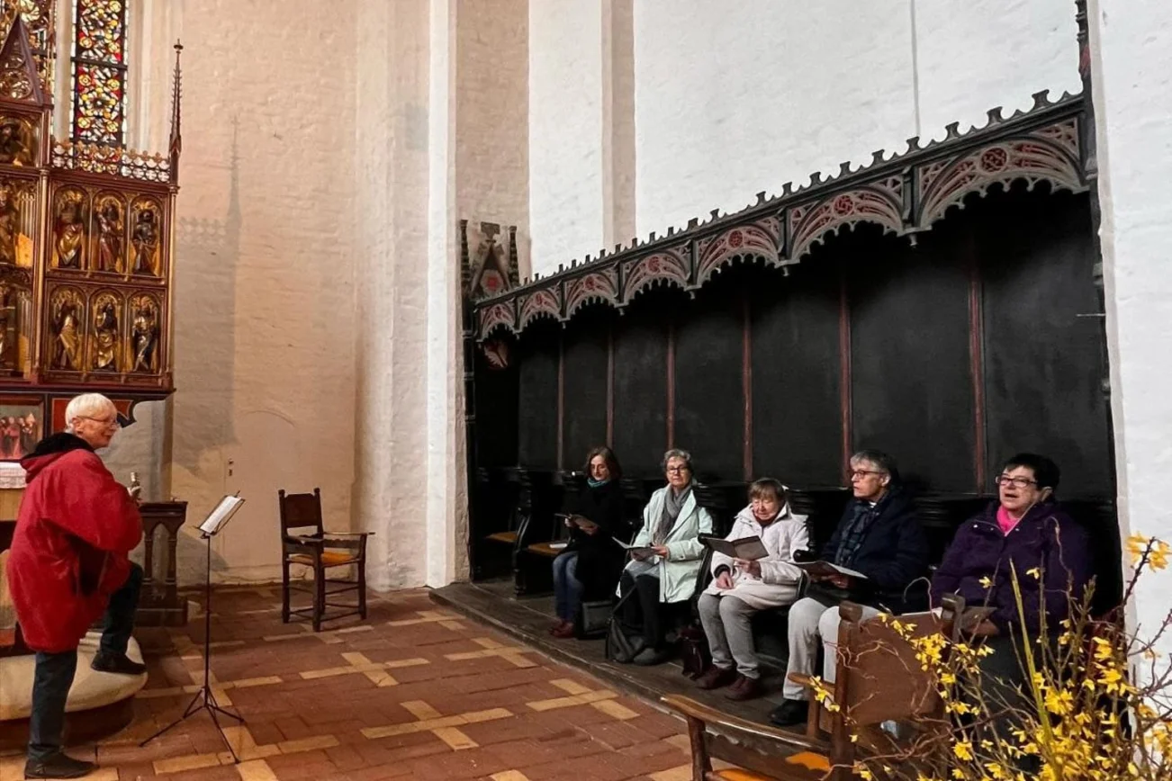 Frauen sitzen in der Kirchenbank