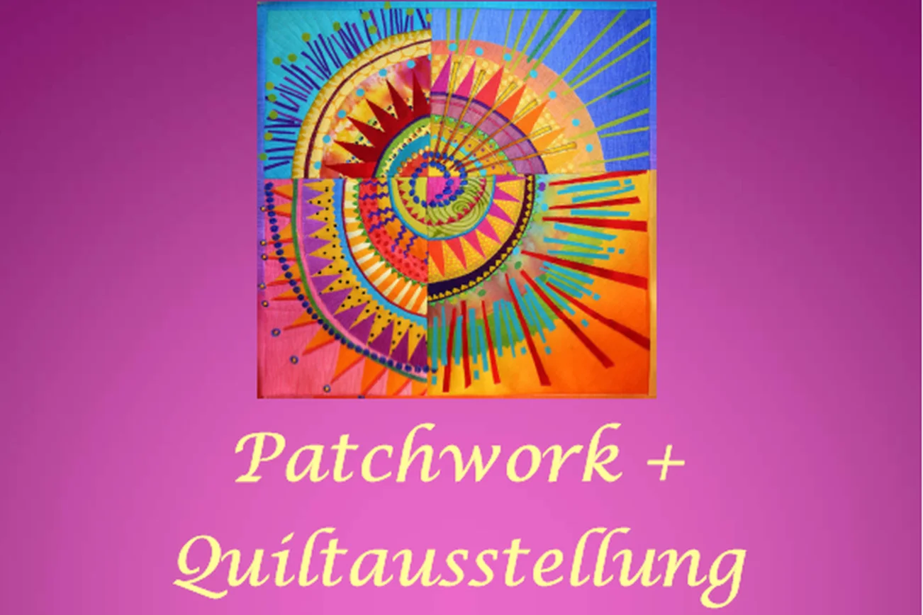 buntes Bild eines Quilts mit Hinweis auf die Ausstellung in gelber Schrift