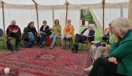 Frauen sitzen auf Stühlen im Kreis 