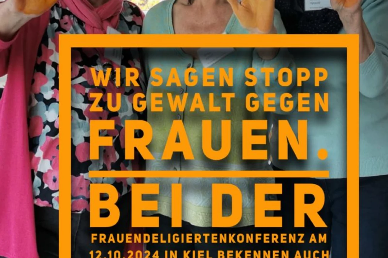 Drei Frauen halten gelb gefärbte Hände hoch