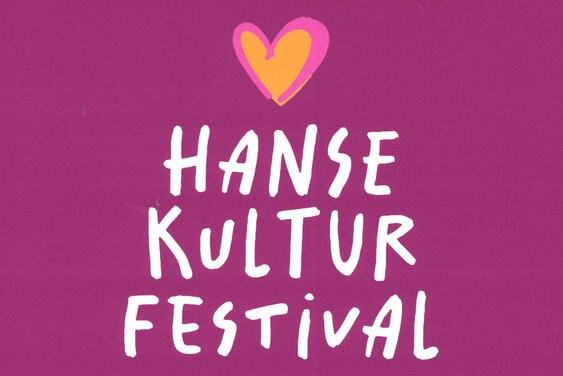 Ein magentafarbener Hintergrund, darauf der Text HANSE KULTUR FESTIVAL, die Worte untereinander, darüber ein orangenes Herz - Copyright: Evangelisches Frauenwerk Lübeck-Lauenburg