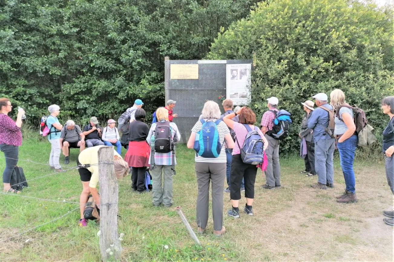 Pilger stehen am Mahnmal eines Todesopfers an den DDR Grenzanlagen