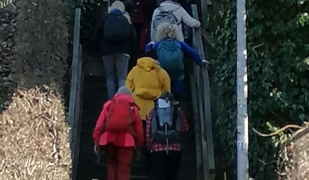 Frauen steigen eine Treppe hinauf