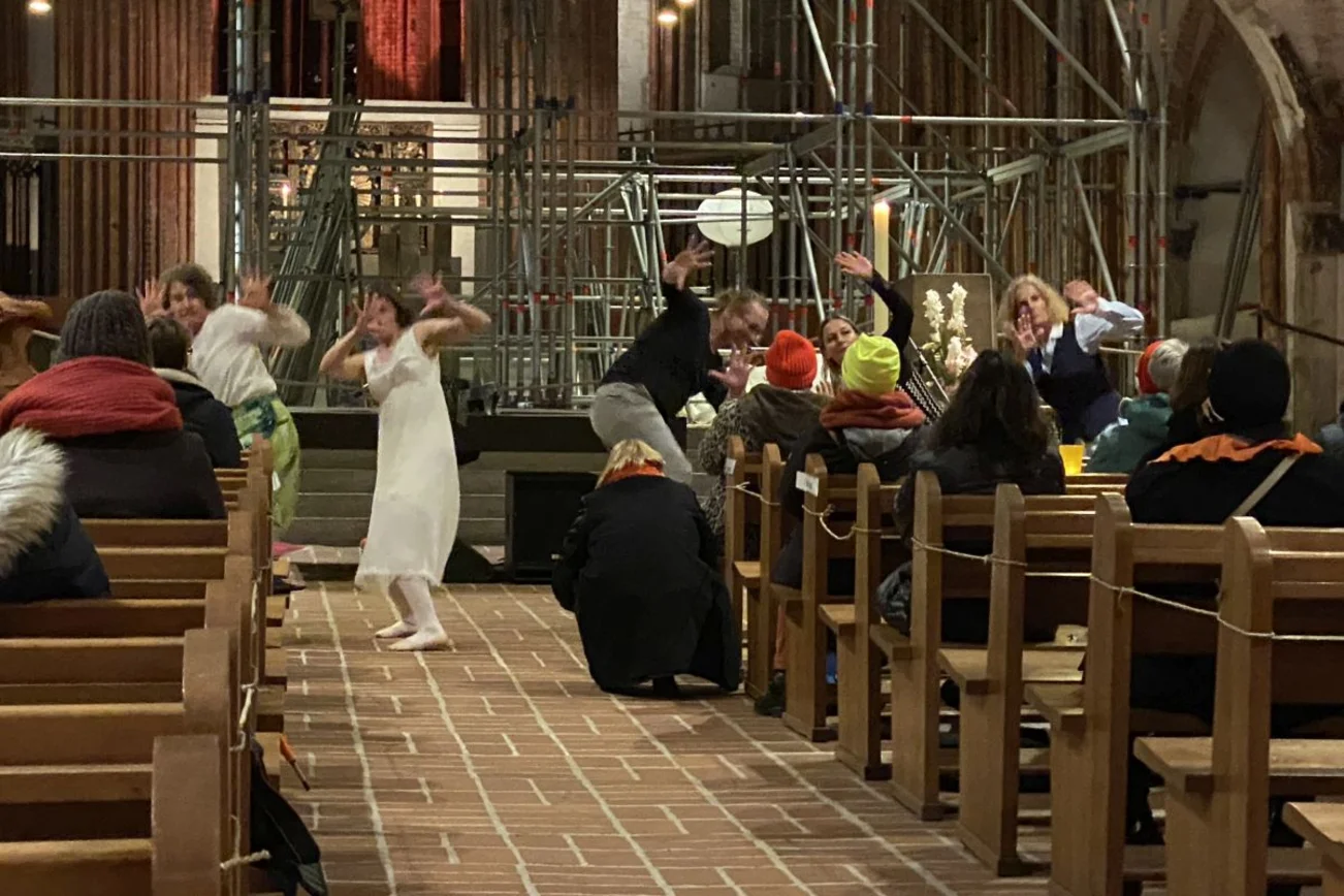 schauspielernde Frauen in der Marienkirche