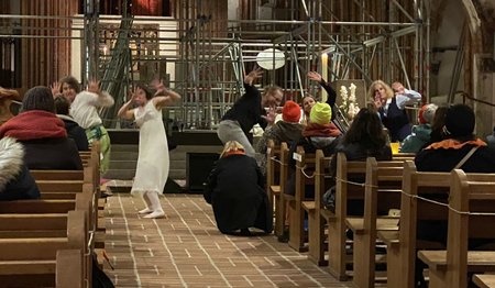 schauspielernde Frauen in der Marienkirche