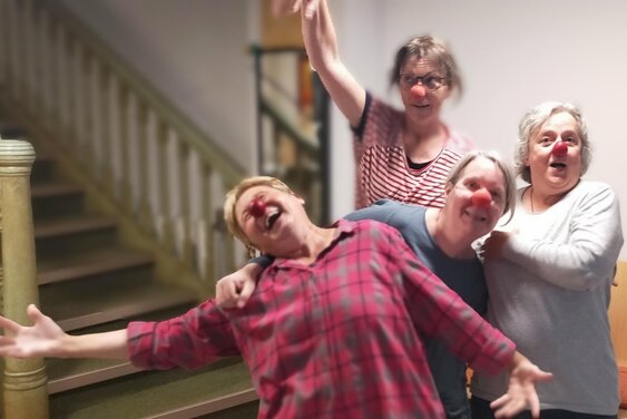 Vier Frauen mit Clownsnase - Copyright: Beatrix Schmidtke