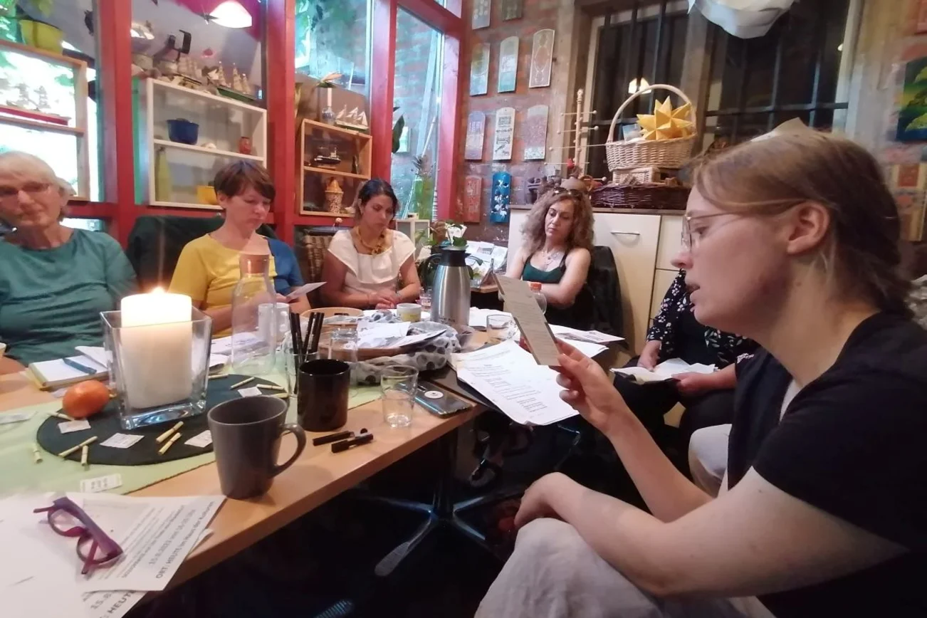 Frauen sitzen am Tisch