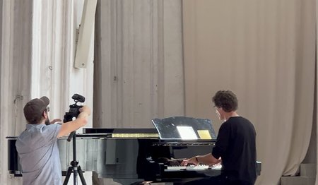 Fotograf fotografiert Mann am Klavier
