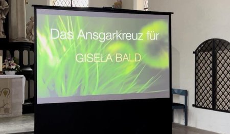Leinwand mit Aufschrift Ansgarkreuz für Gisela Bald