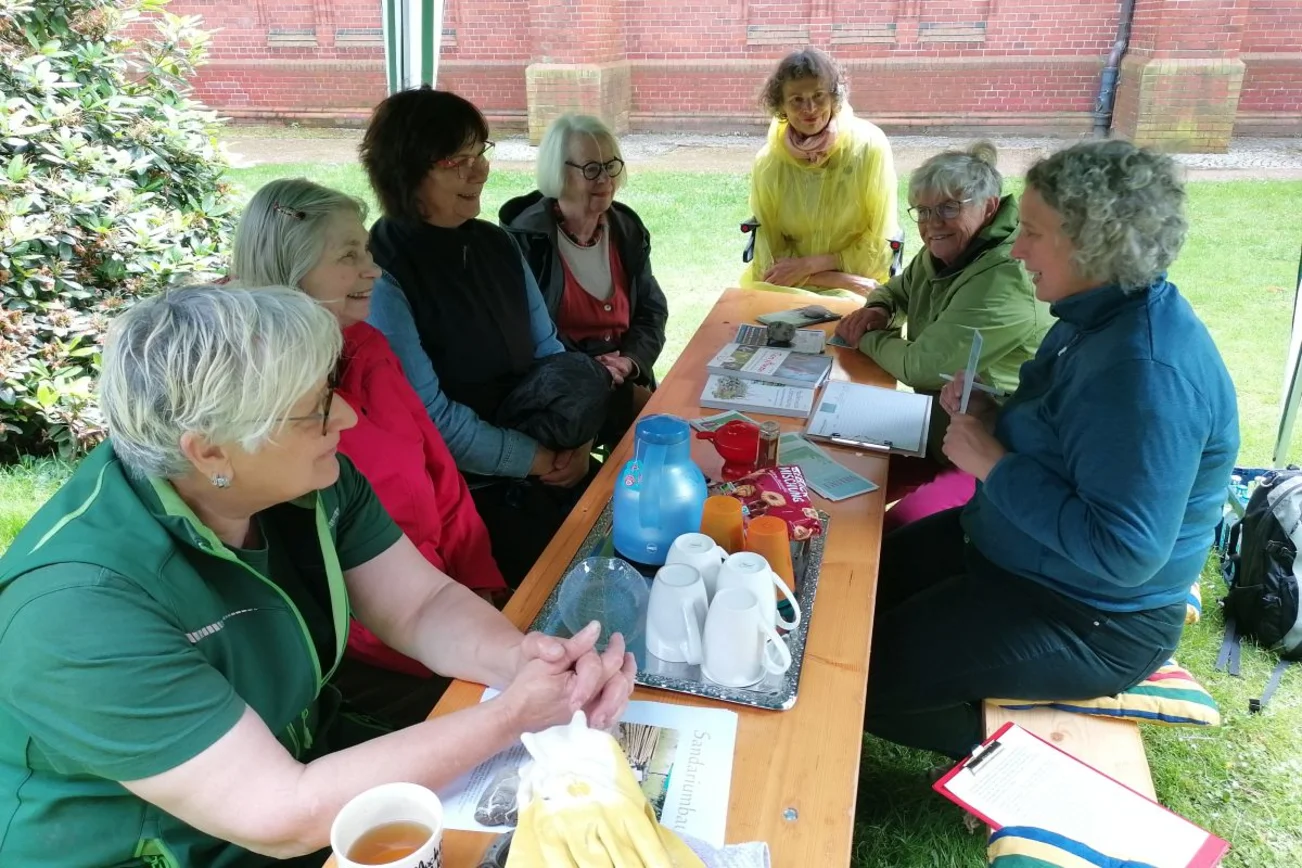 Frauen sitzen am Tisch