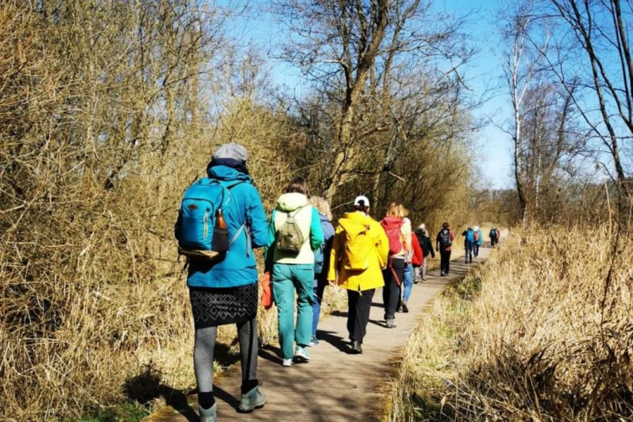 Frauen gehen hintereinander