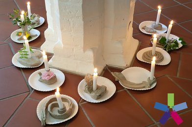10 leuchtende Kerzen - Copyright: Ev. Frauenwerk