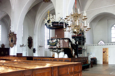Die an eine Säule befindliche Kanzel mit Aufgang in St. Aegidien  - Copyright: Ev.-Luth. Kirchenkreis Lübeck-Lauenburg