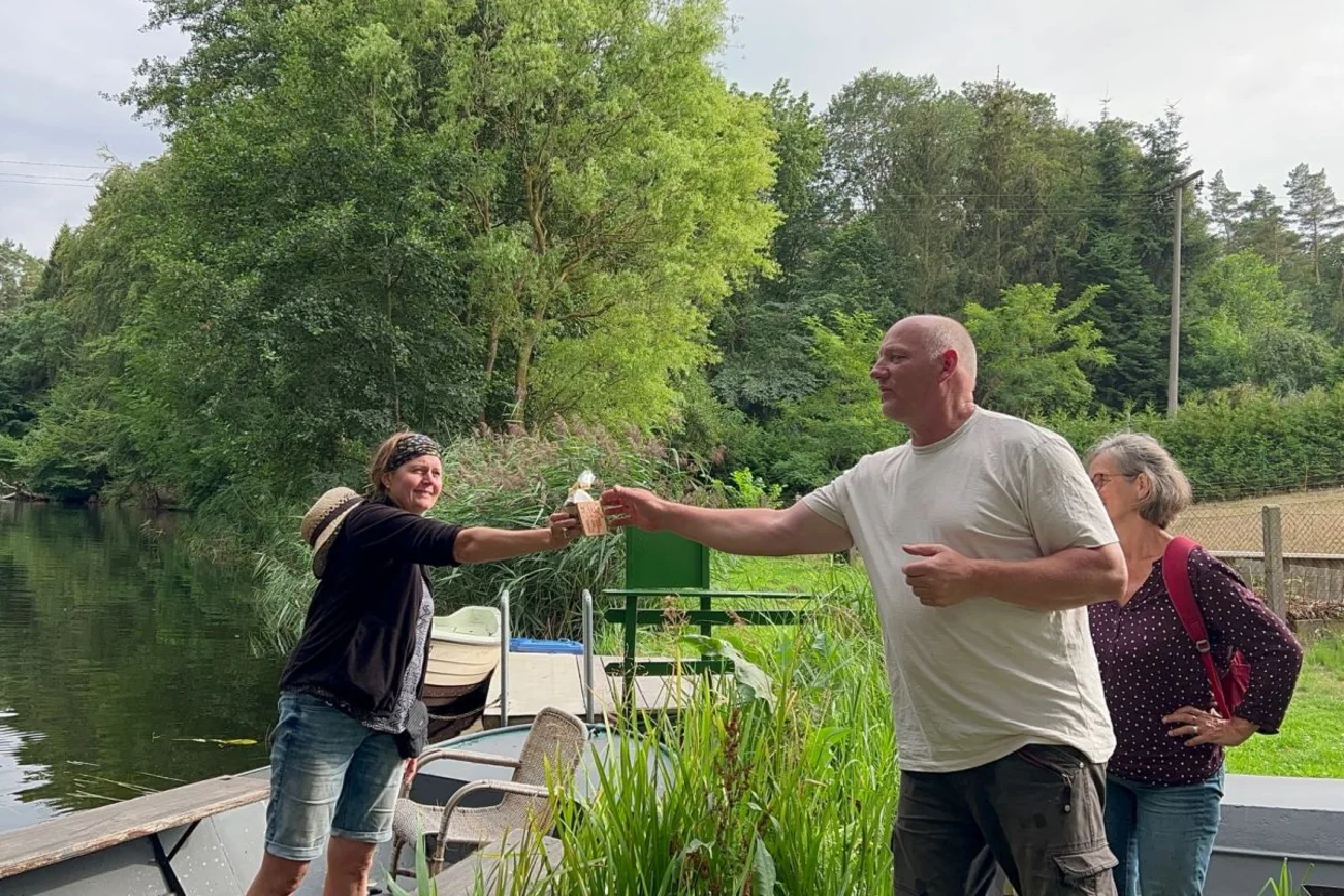 3 Personen am Wasser