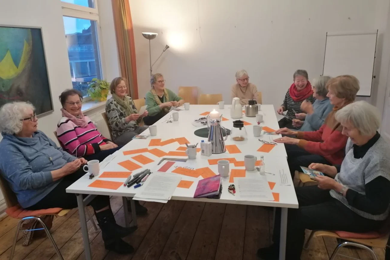 Frauen sitzen am Tisch 