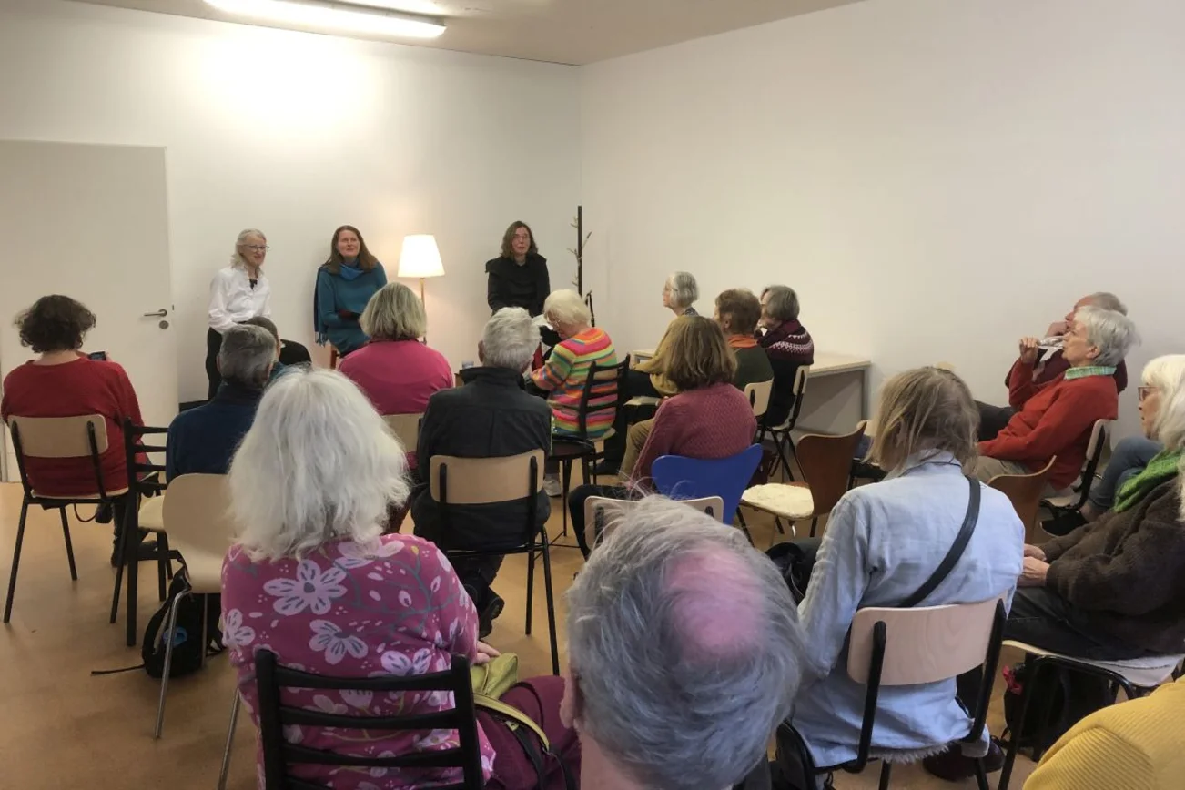 stehende und sitzende Frauen bei einem Vortrag